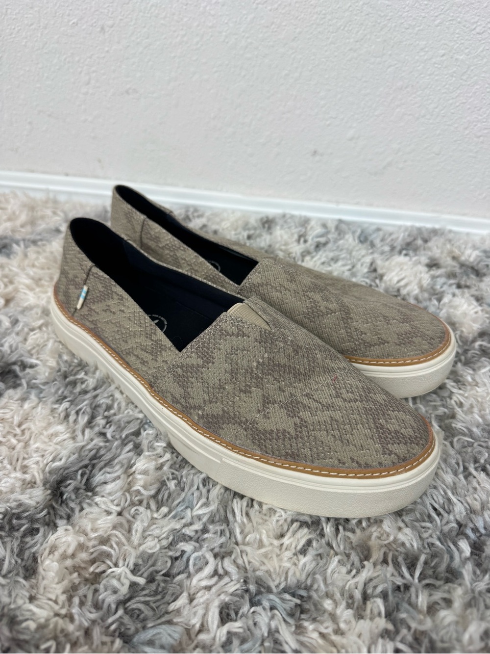 Toms Reptile Snakeskin Slip On Round Toe Shoes Casual Comfort